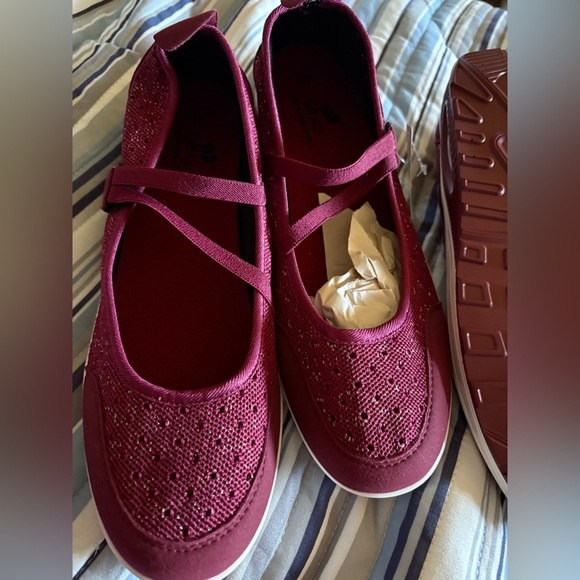 Women's Burgundy Slip-On Shoes
Adjustable Velcro
NWT-Super Comfortable - Picture 4 of 8